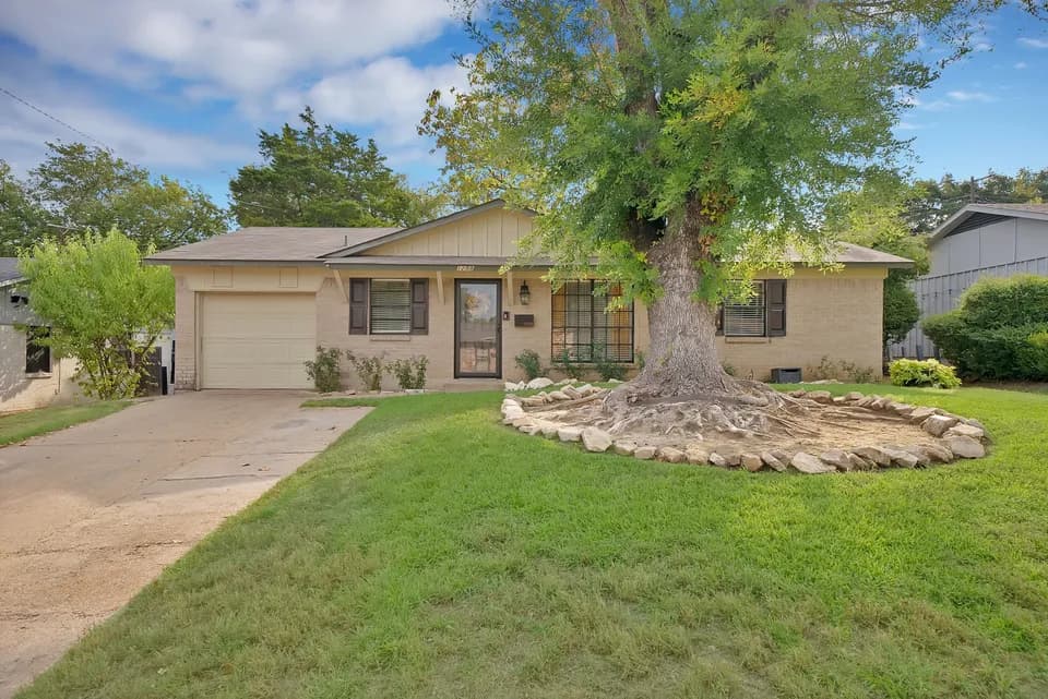 3 Bed 1 Bath Established Mid-Century Residence in Dallas, TX