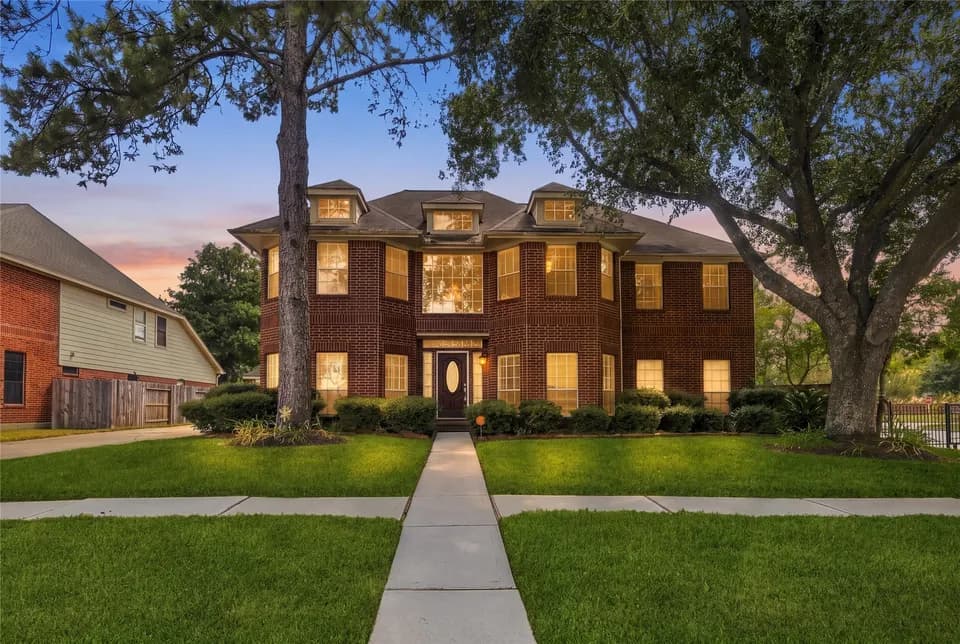 5 Bed 3 Bath Traditional Suburban Family Home in Houston, TX
