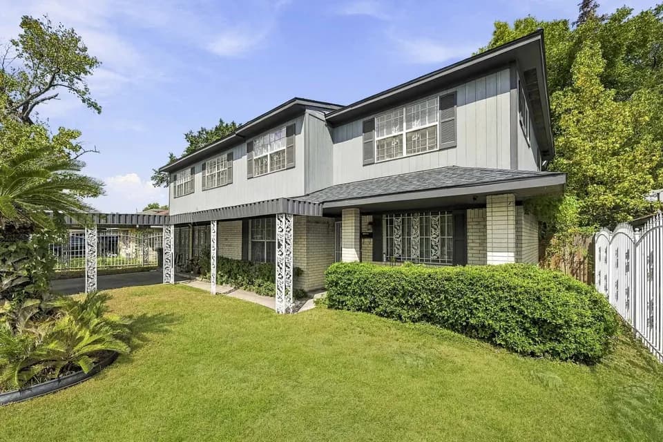 6 Bed 3 Bath Established Mid-Century Residence in Houston, TX