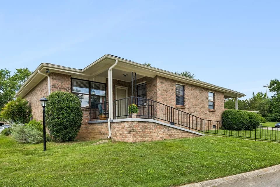 2 Bed 1 Bath Established Mid-Century Residence in Nashville, TN