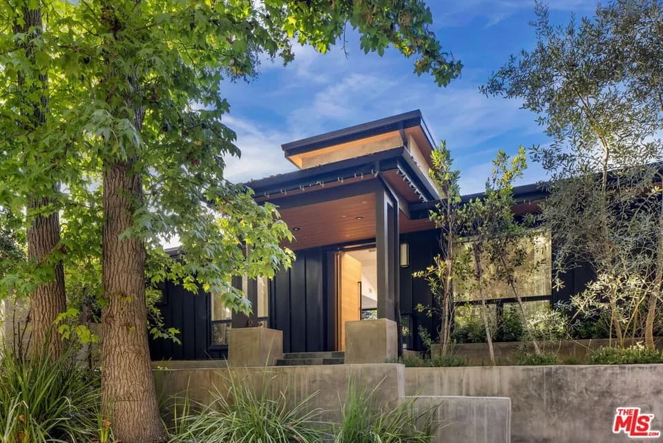 3 Bed 1 Bath Established Mid-Century Residence in Los Angeles, CA