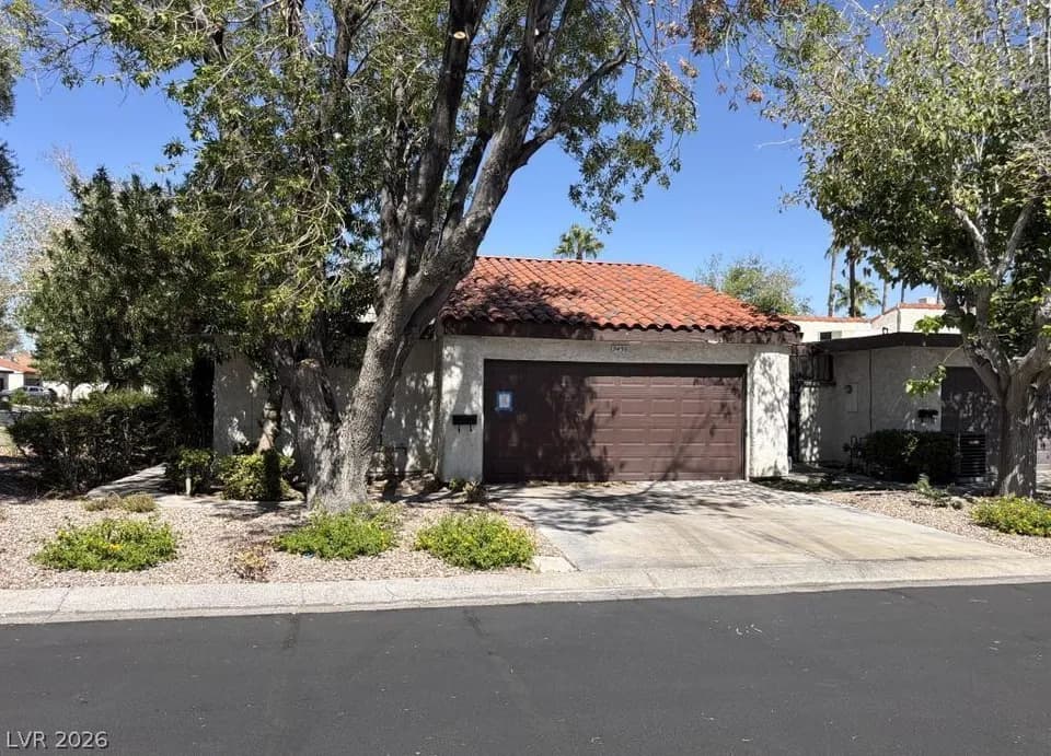 3 Bed 2 Bath Established Multi-Level Townhouse in Las Vegas, NV