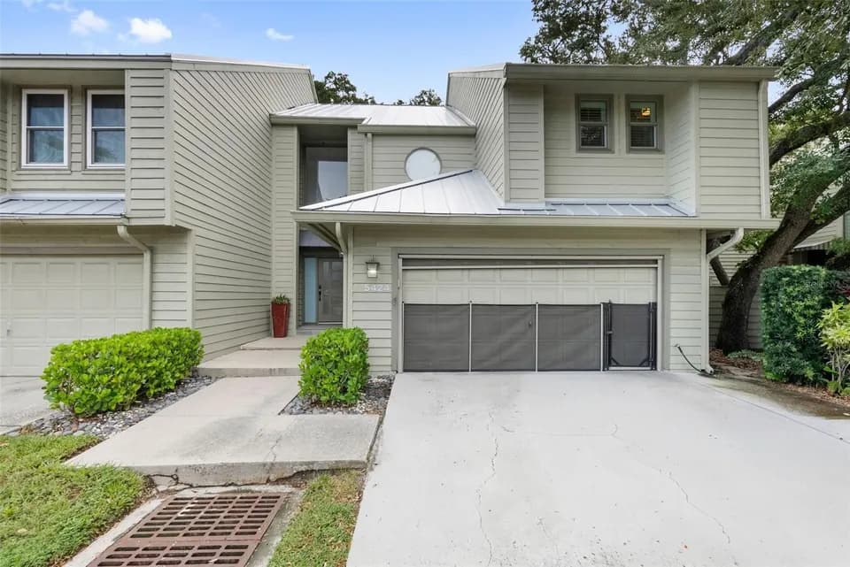 3 Bed 2 Bath Established Multi-Level Townhouse in Tampa, FL